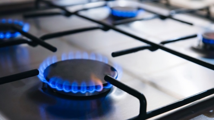 Правен абсурд: Глобяват потребители за неизконсумиран газ, който Булгаргаз всъщност няма